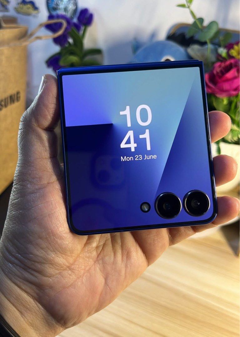 Samsung Z flip 7 (Category: Samsung) located in Quezon City. Submitted by lhensdcruz0626 (Listing ID 1460625588, Image 1). Description: 😍AVAILABLE na po, SAMSUNG Z FLIP 7 5G Complete with original box, cable and adaptor Comes with freebies: Clear case Lucky charm chain Slightly used 100% original No issue no issue.
