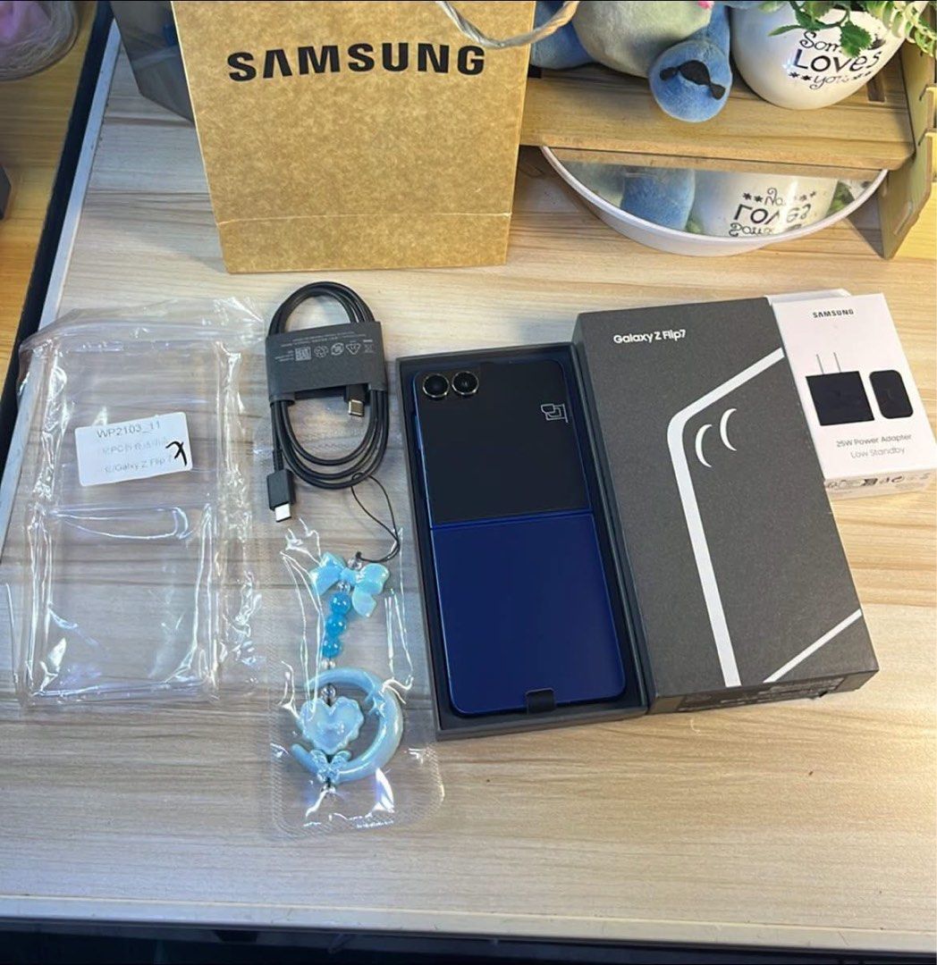 Samsung Z flip 7 (Category: Samsung) located in Quezon City. Submitted by lhensdcruz0626 (Listing ID 1460625588, Image 2). Description: 😍AVAILABLE na po, SAMSUNG Z FLIP 7 5G Complete with original box, cable and adaptor Comes with freebies: Clear case Lucky charm chain Slightly used 100% original No issue no issue.