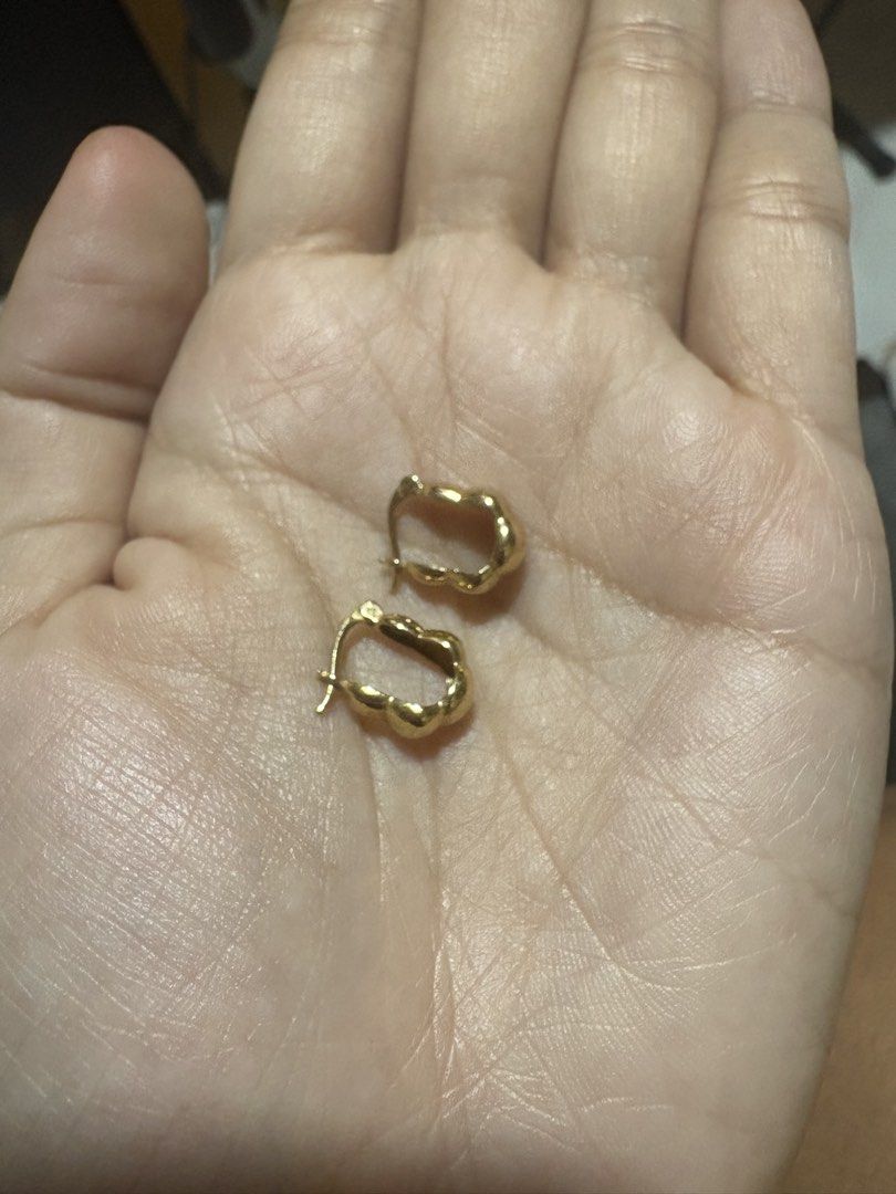 Saudi Gold Hoop Earrings (Category: Earrings) located in Baliuag. Submitted by kabuddy (Listing ID 1460621199, Image 3). Description: 18K SAUDI GOLD 1.07g ₱7290/gram Total: ₱7800 .