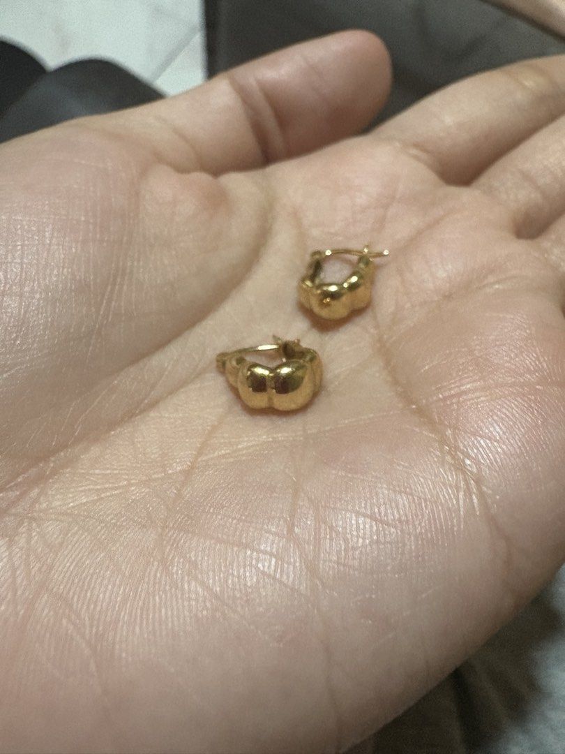 Saudi Gold Hoop Earrings (Category: Earrings) located in Baliuag. Submitted by kabuddy (Listing ID 1460621199, Image 2). Description: 18K SAUDI GOLD 1.07g ₱7290/gram Total: ₱7800 .