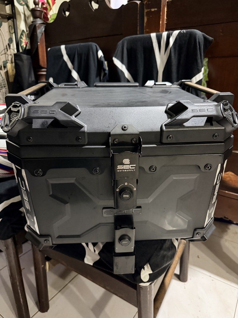 SEC 4L Top Box (Category: Body Parts and Accessories) located in Manila. Submitted by secretto_18 (Listing ID 1460686561, Image 2). Description: FS: Sec 45L Top Box RFS: Wala yung plates nya sa ilalim kaya di ko po masalpak sa bago kong Bracket 🤣🤣 With 2 original keys Price: P2,200 (very negotiable) Location: West Avenue QC (near fishermall and sm north).