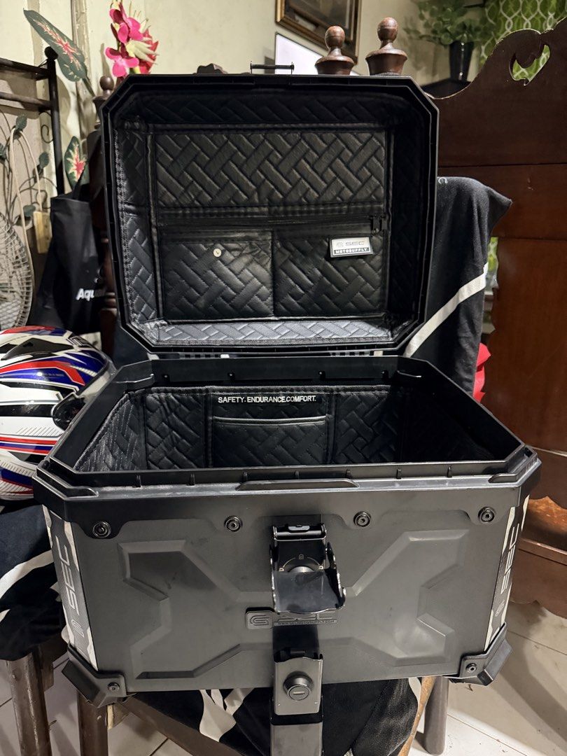 SEC 4L Top Box (Category: Body Parts and Accessories) located in Manila. Submitted by secretto_18 (Listing ID 1460686561, Image 1). Description: FS: Sec 45L Top Box RFS: Wala yung plates nya sa ilalim kaya di ko po masalpak sa bago kong Bracket 🤣🤣 With 2 original keys Price: P2,200 (very negotiable) Location: West Avenue QC (near fishermall and sm north).