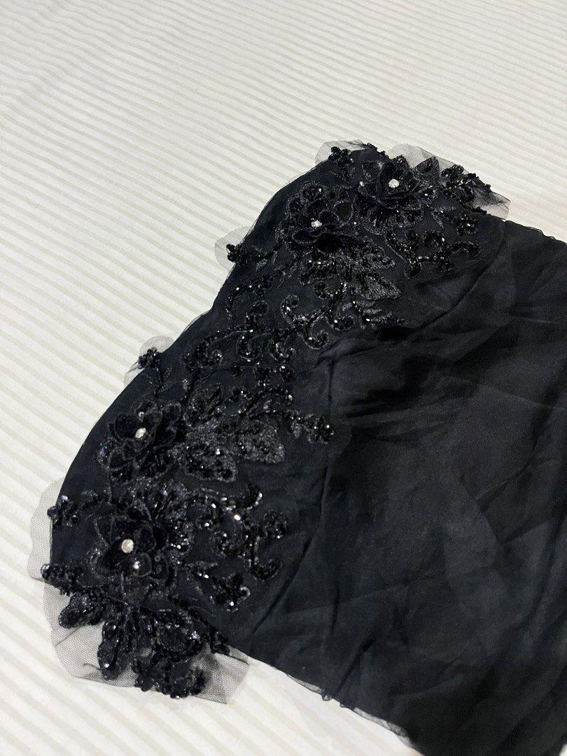 Sequins Floral Black Tube Top (Category: Sleeveless) located in San Fernando. Submitted by ceaxxx (Listing ID 1460704489, Image 2). Description: .