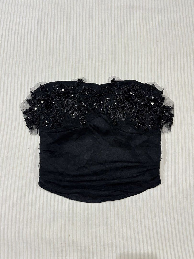 Sequins Floral Black Tube Top (Category: Sleeveless) located in San Fernando. Submitted by ceaxxx (Listing ID 1460704489, Image 1). Description: .