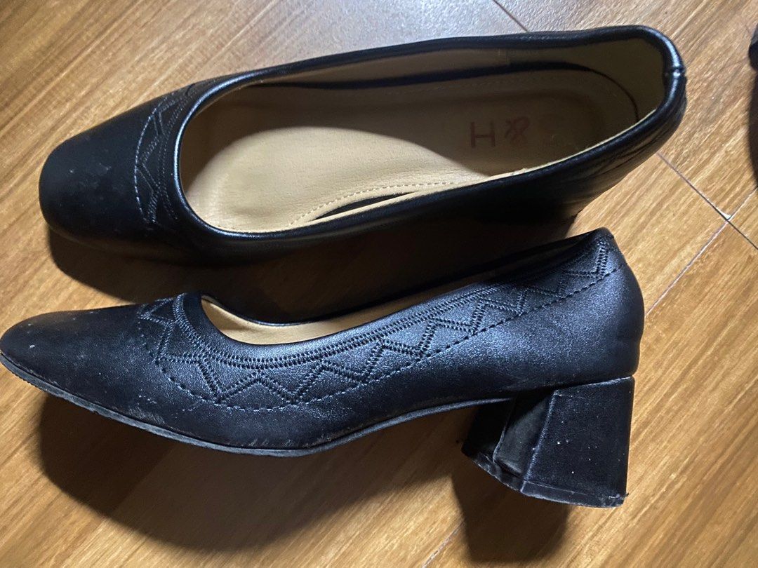 S&H Black Sandal (Category: Sandals) located in Manila. Submitted by irchves (Listing ID 1460582111, Image 2). Description: Size 6 Bought on Payless Perfect for uniform days Check the picture for the condition With box but not the og box RFS: Need funds and hindi na po nagagamit..