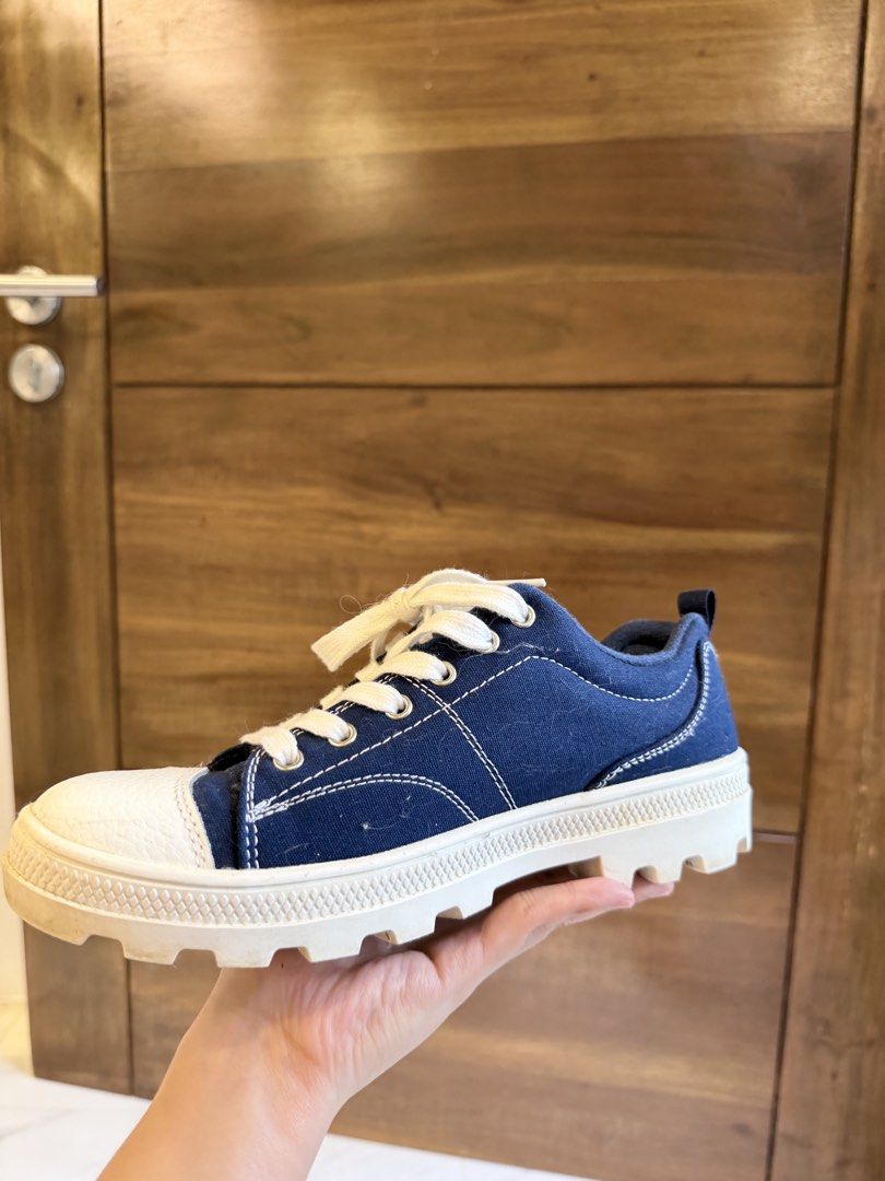 Sketchers (Category: Sneakers) located in Las Pinas. Submitted by felicianoh40332 (Listing ID 1460563798, Image 2). Description: Bought from US🇺🇸 Negotiable.