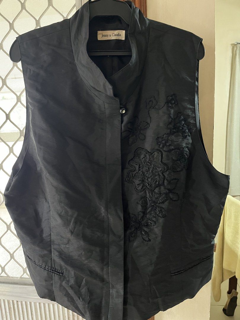 Sleeveless top (Category: Blouses) located in Bacoor. Submitted by ayit. (Listing ID 1460507874, Image 1). Description: Small fit japan gling orig Sf inc.