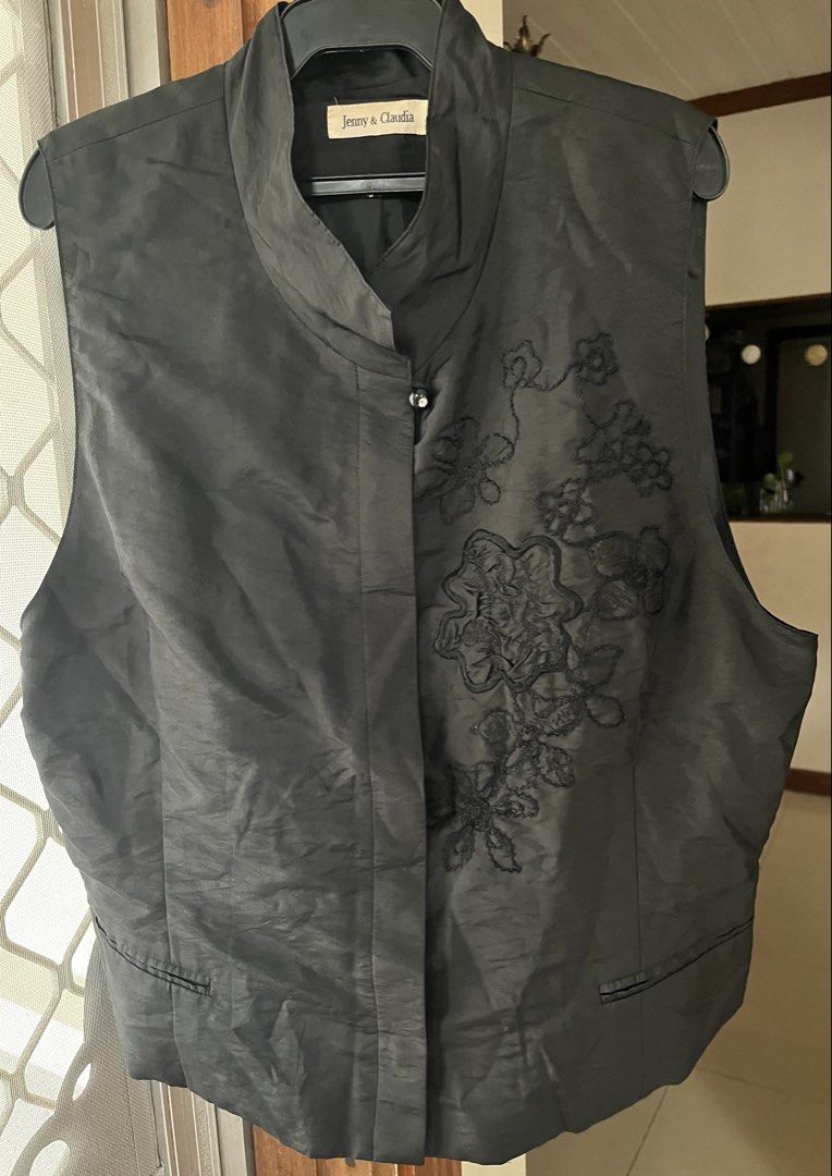 Sleeveless top (Category: Blouses) located in Bacoor. Submitted by ayit. (Listing ID 1460507874, Image 3). Description: Small fit japan gling orig Sf inc.
