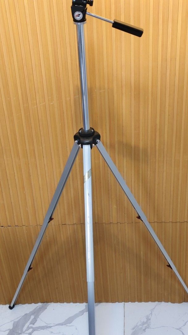 SLIK SDV-10 Tripod (Category: Tripods & Monopods) located in Bulacan. Submitted by babz30261 (Listing ID 1460695507, Image 2). Description: - Sturdy SLIK SDV-10 tripod - Ideal for cameras - Adjustable legs for versatile positioning - Folds down for easy portability 59 inches - Perfect for photography and videography - In good working condition JAPAN QUALITY ALUMINUM .