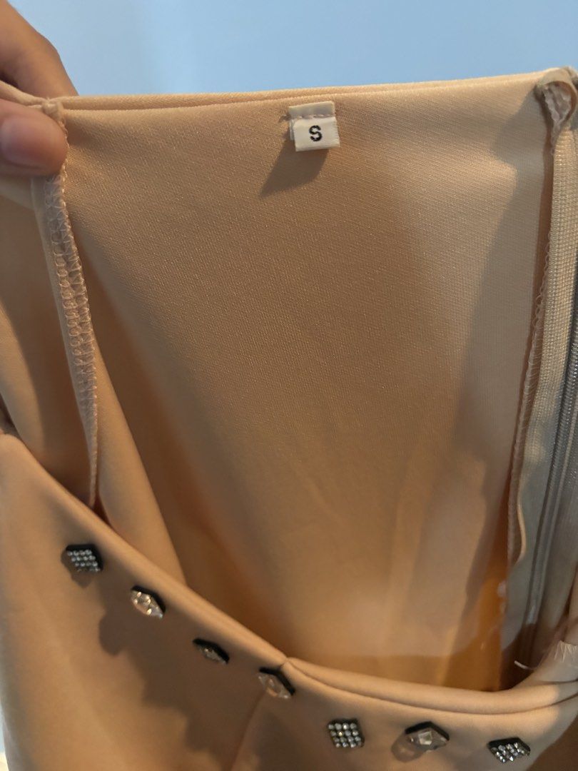 Small beige long dress (Category: Evening dresses & gowns) located in San Juan City. Submitted by cometsanythingtosell (Listing ID 1460523205, Image 3). Description: .