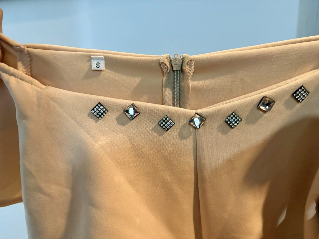 Small beige long dress (Category: Evening dresses & gowns) located in San Juan City. Submitted by cometsanythingtosell (Listing ID 1460523205, Image 2). Description: .