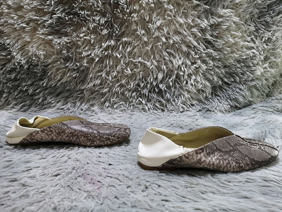 Snake Leather Ballet Flat Shoes (Category: Sandals) located in Santa Cruz. Submitted by jmy_surplus.2 (Listing ID 1460531797, Image 2). Description: Size ; 22cm Color ; Grey Type ; Flats Brand ; No brand Material ; Leather Style ; Exotic leather Flat Shoes LR 172 JMY 5 Batch #218.