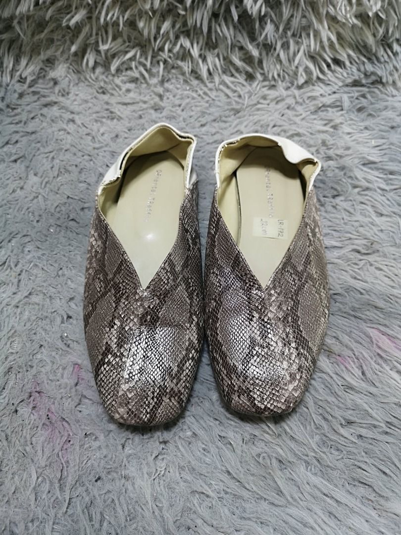 Snake Leather Ballet Flat Shoes (Category: Sandals) located in Santa Cruz. Submitted by jmy_surplus.2 (Listing ID 1460531797, Image 1). Description: Size ; 22cm Color ; Grey Type ; Flats Brand ; No brand Material ; Leather Style ; Exotic leather Flat Shoes LR 172 JMY 5 Batch #218.