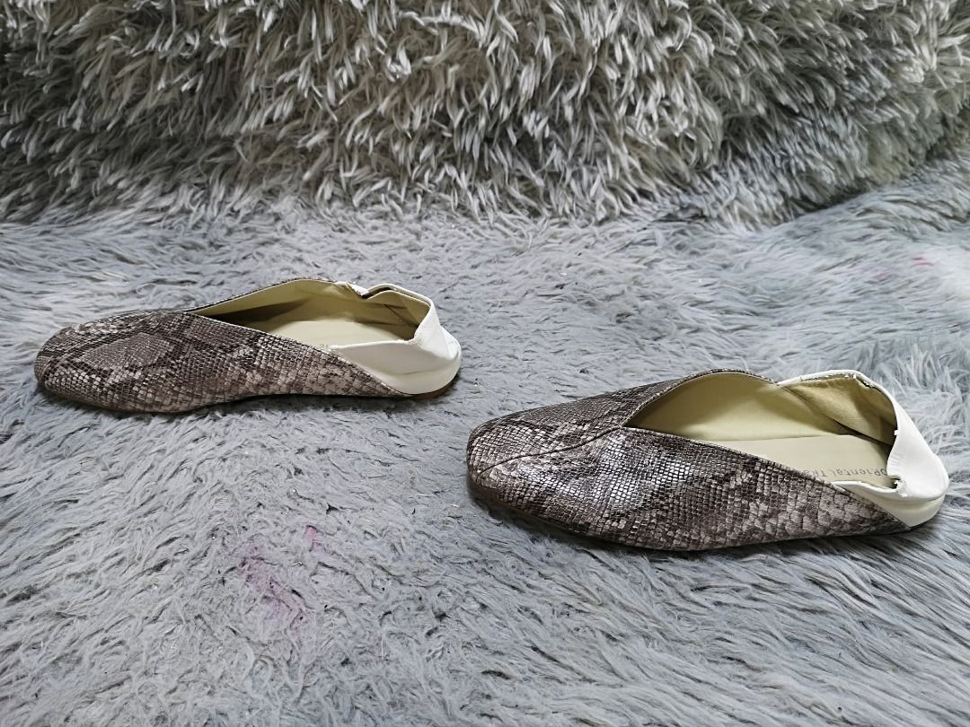 Snake Leather Ballet Flat Shoes (Category: Sandals) located in Santa Cruz. Submitted by jmy_surplus.2 (Listing ID 1460531797, Image 3). Description: Size ; 22cm Color ; Grey Type ; Flats Brand ; No brand Material ; Leather Style ; Exotic leather Flat Shoes LR 172 JMY 5 Batch #218.