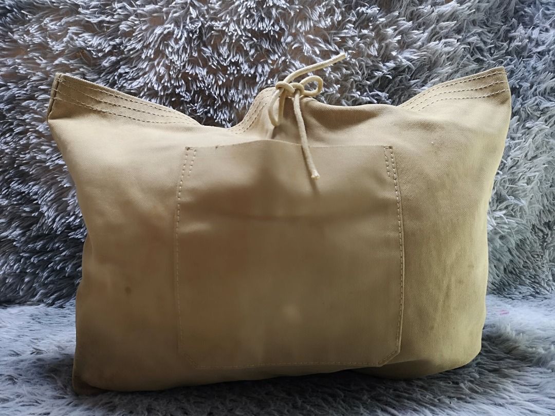 Snap Buttons Dark beige Shoulder Bag (Category: Shoulder Bags) located in Santa Cruz. Submitted by jmy_surplus.2 (Listing ID 1460593823, Image 1). Description: Size ; L - 16.4 W - 20.5 Color ; Beige Type ; Shoulder bag Brand ; No Brand Material ; Nylon Style ; Shoulder bag With Front pocket & Bow Design LR 167 JMY 1 Batch #219.
