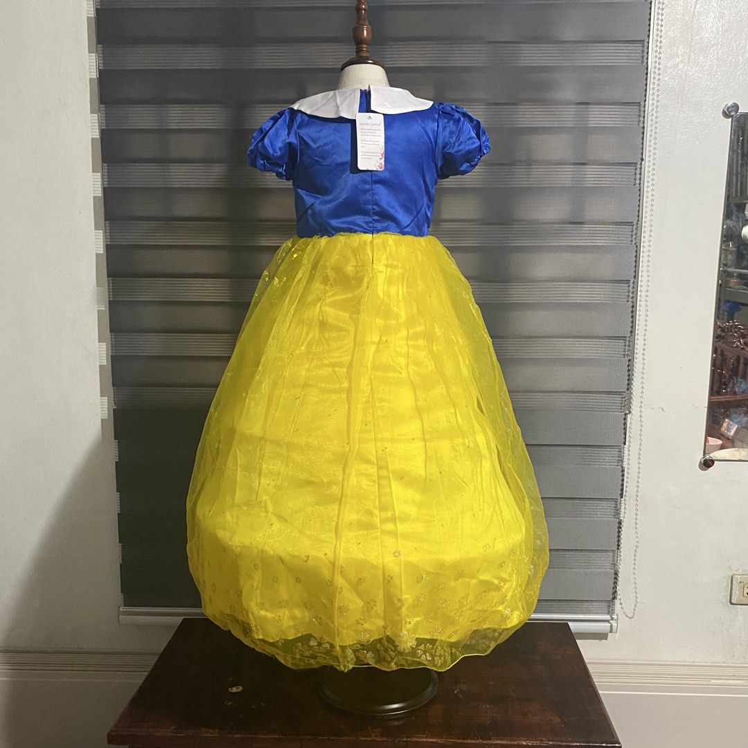 Snow white Gown 2 (Category: Babies & Kids Fashion) located in Caloocan City. Submitted by discusonlineshop (Listing ID 1460637316, Image 3). Description: 7-8Y velvet cape .