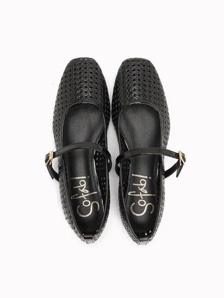 So Fab & CLN (Category: Flats & Sandals) located in Davao. Submitted by jey_199x (Listing ID 1460599821, Image 1). Description: Both for 500. Used once lang ang so fab. So neat and clean looks brandnew WITH BOX Used ang CLN but very okay pa gamitin. Both size 37 :).