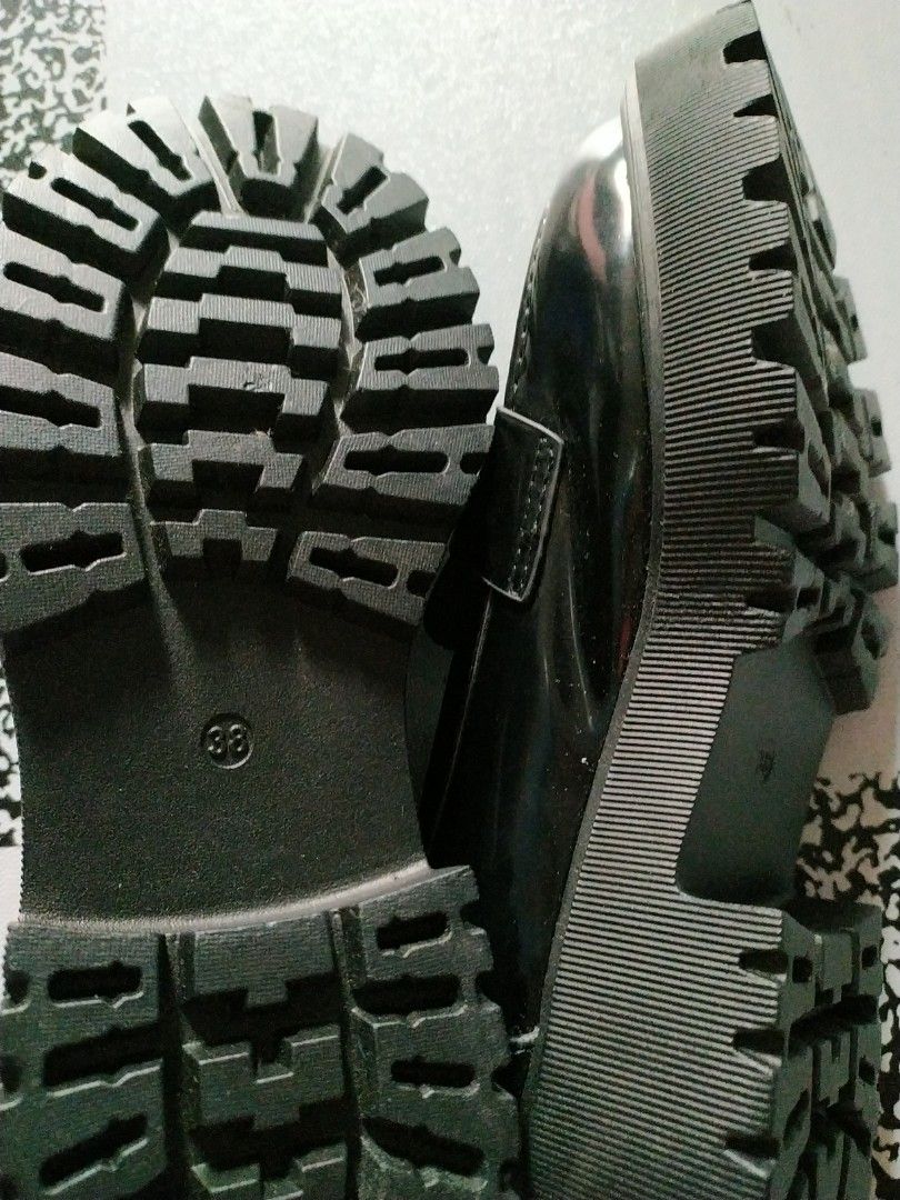 So fab black shoes (Category: Shoe inserts) located in Manila. Submitted by timtam04 (Listing ID 1460580843, Image 3). Description: buy1take1.