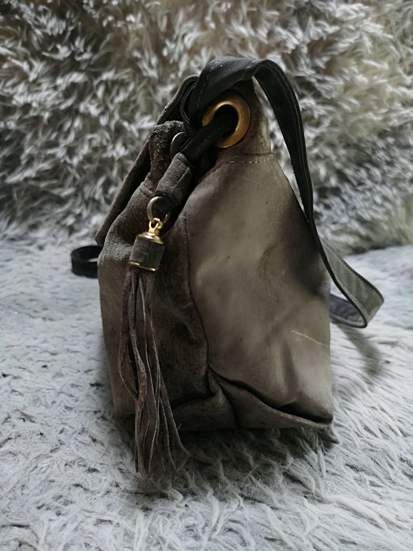 Soft Suede Diamond Pattern Flap Crossbody Bag (Category: Cross-body Bags) located in Santa Cruz. Submitted by jmy_surplus.2 (Listing ID 1460587721, Image 3). Description: Size ; L - 10 W - 13 Color ; Dark Grey Type ; Crossbody Bag Brand ; No brand Material ; Suede Leather Style ; Dark Grey Flap Crossbody Bag LR 167 JMY 1 Batch #219.