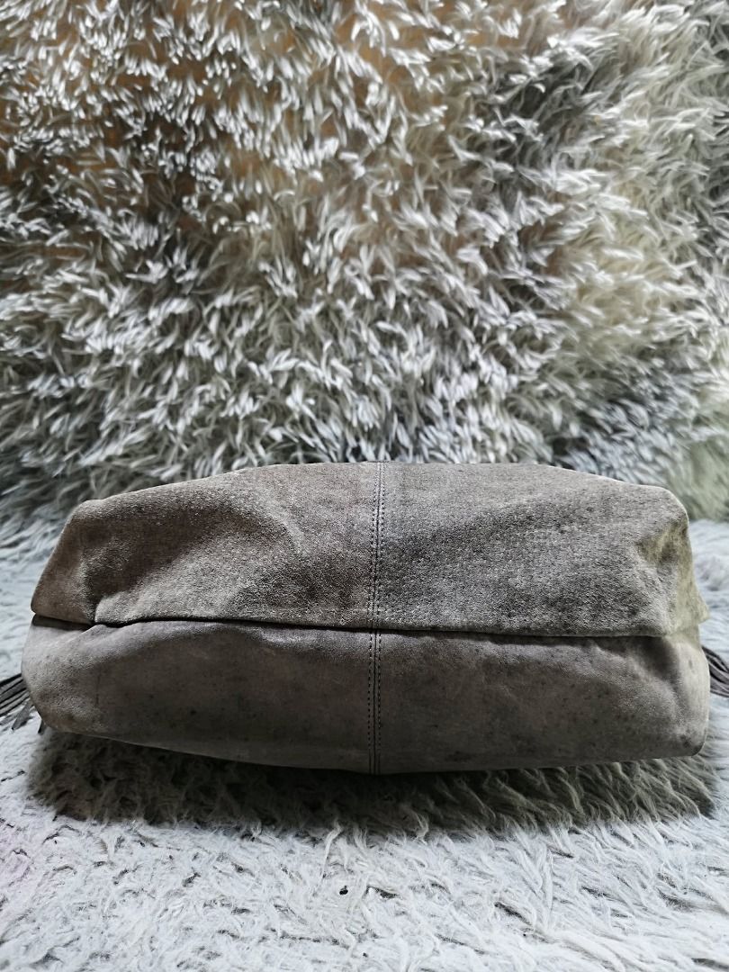 Soft Suede Diamond Pattern Flap Crossbody Bag (Category: Cross-body Bags) located in Santa Cruz. Submitted by jmy_surplus.2 (Listing ID 1460587721, Image 2). Description: Size ; L - 10 W - 13 Color ; Dark Grey Type ; Crossbody Bag Brand ; No brand Material ; Suede Leather Style ; Dark Grey Flap Crossbody Bag LR 167 JMY 1 Batch #219.