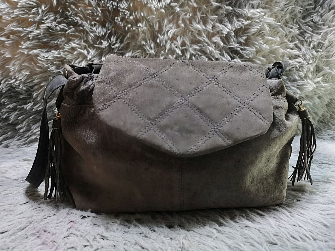 Soft Suede Diamond Pattern Flap Crossbody Bag (Category: Cross-body Bags) located in Santa Cruz. Submitted by jmy_surplus.2 (Listing ID 1460587721, Image 1). Description: Size ; L - 10 W - 13 Color ; Dark Grey Type ; Crossbody Bag Brand ; No brand Material ; Suede Leather Style ; Dark Grey Flap Crossbody Bag LR 167 JMY 1 Batch #219.