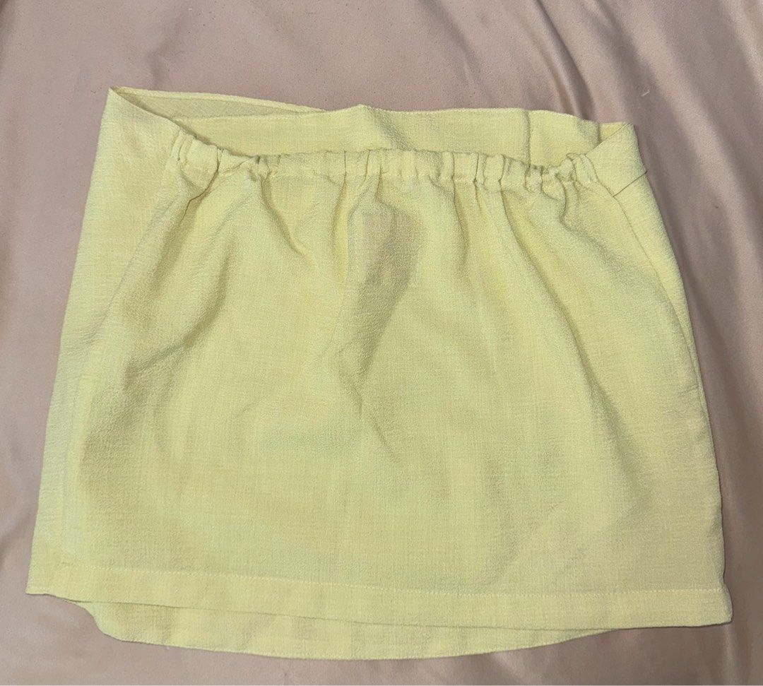 Solana Yellow Tube Top (M) (Category: Sleeveless) located in Makati City. Submitted by snoopysellsthings (Listing ID 1460613874, Image 2). Description: - Garterized tube top - Breathable fabric.