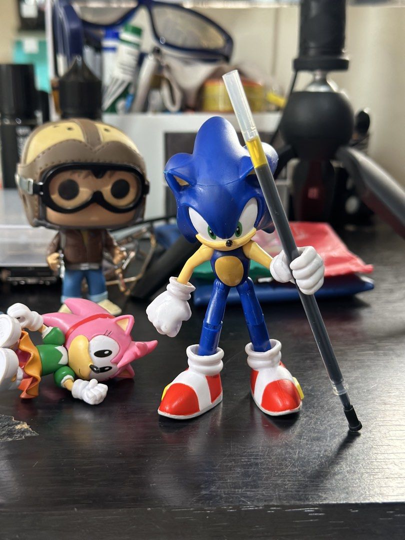 Sonic The Hedgehog “sonic” SEGA Jakks 4 (Category: Figurines & Statues) located in Daet. Submitted by thrifthings2018 (Listing ID 1460585312, Image 3). Description: - Sonic the Hedgehog and Amy Rose action figure set - Sonic figure is holding a black pen - Amy Rose figure is lying down next to Sonic - Both figures are articulated - Includes a Funko Pop figure in the background - Perfect for collectors and fans of the Sonic franchise.