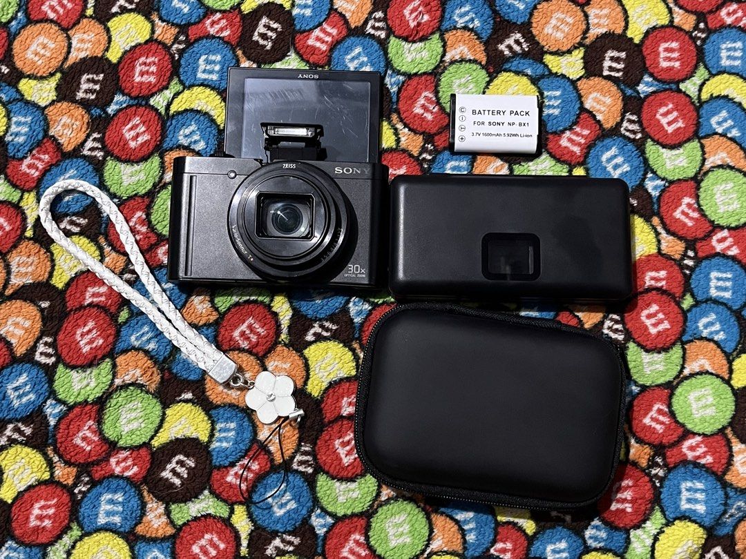 Sony WX500 (Category: Cameras) located in Manila. Submitted by milamartina123 (Listing ID 1460535251, Image 1). Description: sony wx500 flip screen with pop-up flash for repair! inclusions : battery, charger, camera pouch, strap and unit itself issues: lens error, screen vignette with minor deadpixel and minor cracks since nabagsak note: • nag inquire ako sa quiapo and 2800 parepair niya, kayo nalang magparepair since wala na me budget for repair