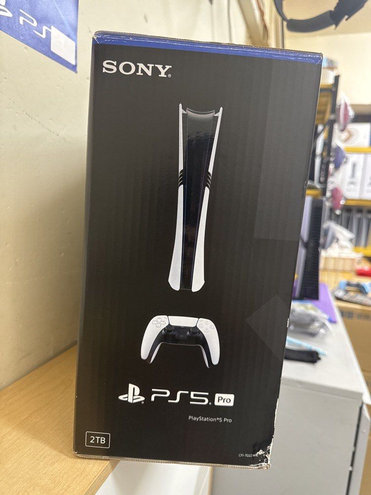 幾乎全新｜港版sony索尼PS5Pro數碼版2TB一機一制 （分類：PlayStation）位於 Hong Kong。 由 liana2026 提交（商品編號 1460681287，圖片 3）。簡介： 港版sony索尼PS5Pro數碼版2TB一機一制 原箱包裝帶原裝手柄，外觀幾乎全新，成色很新，功能全好，所見即所得！与之前版本不同的是机身更小巧，性能更稳定 主機+原装手柄+電源線，配件齊全，到手即玩，支持4 K高清體驗非常精彩。这是最低价格！不接受讨价还价。🙏 🔍 质检标准（每台必查） ▫️✅ 无Ban机、无黑名单、可正常联机、自由登录PSN ▫️✅ 原装主板，无大修、无飞线、无进水维修史 ▫️✅ 光驱健康，读碟迅速不挑盘、无异响 ▫️✅ WiFi、蓝牙、所有接口、风扇、散热全测通过 ▫️✅ 无死机、无报错、无花屏黑屏隐患 ▫️✅ 外观实拍，如实标注成色，拒绝隐瞒暗病 📦 套餐可选 ▪️ 主机单机 ▪️ 全套：主机+原装DualSense手柄+原装电源线+HDMI线+底座 ▪️ 带