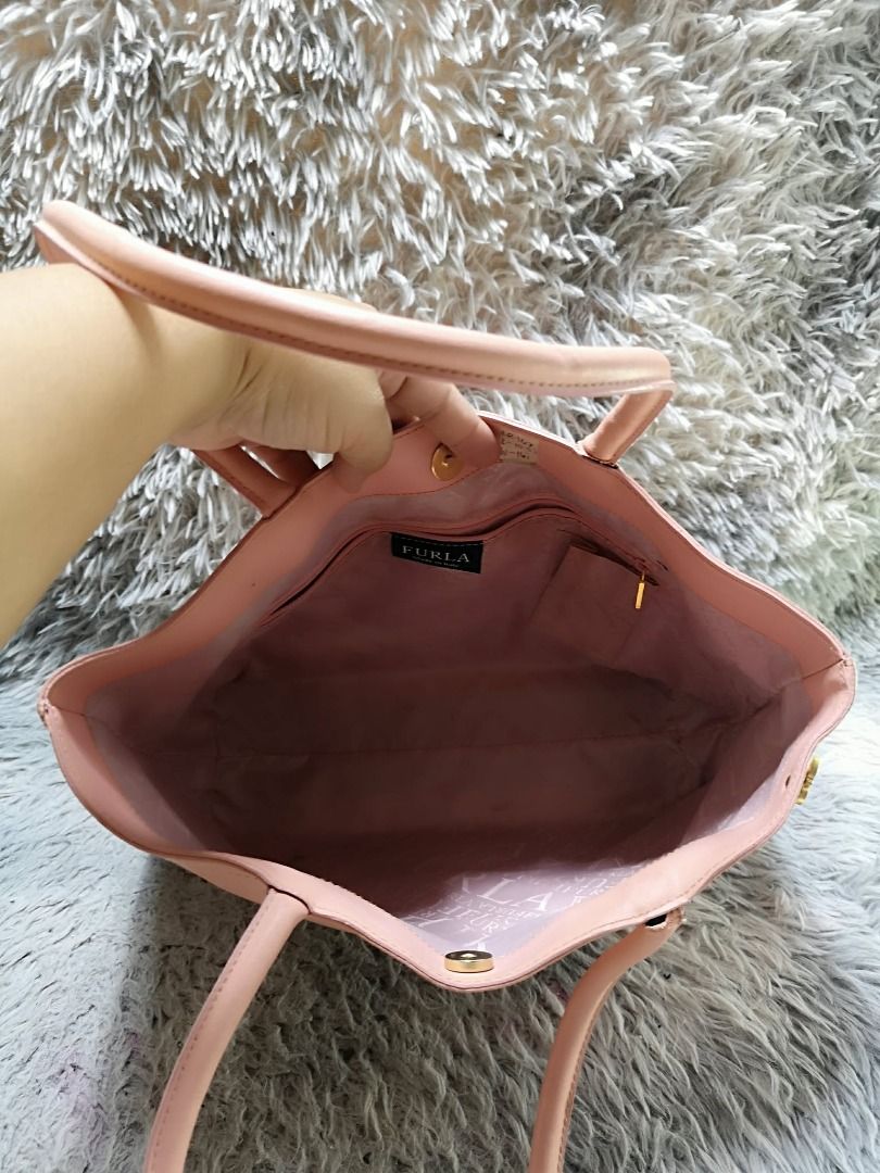Spacious Open Top Leather Slim Shoulder Strap Bag (Category: Shoulder Bags) located in Santa Cruz. Submitted by jmy_surplus.2 (Listing ID 1460581056, Image 3). Description: Size ; L - 10.5 W - 16 Color ; Light Pink Type ; Shoulder bag Brand ; No brand Material ; Leather Style ; Light Pink leather Snap Closure Shoulder bag LR 167 JMY 1 Batch #219.