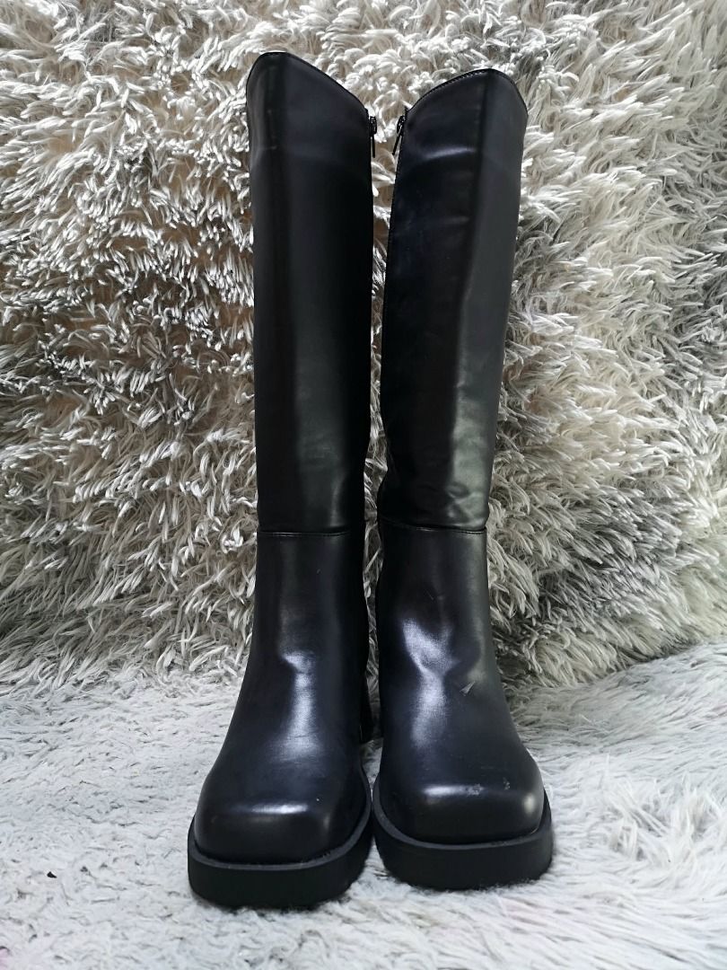 Square Toe Knee High Leather Boots (Category: Boots) located in Santa Cruz. Submitted by jmy_surplus.2 (Listing ID 1460529301, Image 1). Description: Size ; 24cm Color ; Black Type ; Boots Brand ; No brand Material ; Leather Style ; Black leather Block Heeled Boots LR 172 JMY 5 Batch #218.