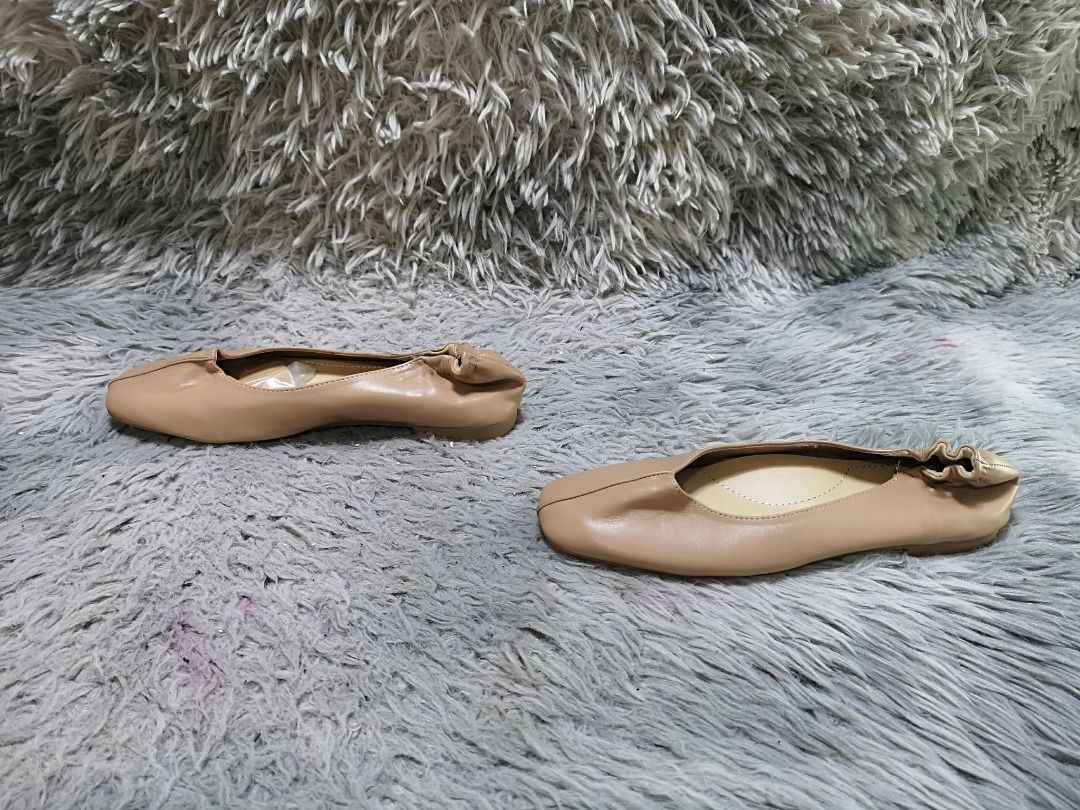 Square Toe Leather Ballet Flats (Category: Flats & Sandals) located in Santa Cruz. Submitted by jmy_surplus.2 (Listing ID 1460533628, Image 2). Description: Size ; 23cm Color ; Beige Type ; Flats Brand ; No brand Material ; Leather Style ; Beige Leather Flat Shoes LR 172 JMY 5 Batch #218.