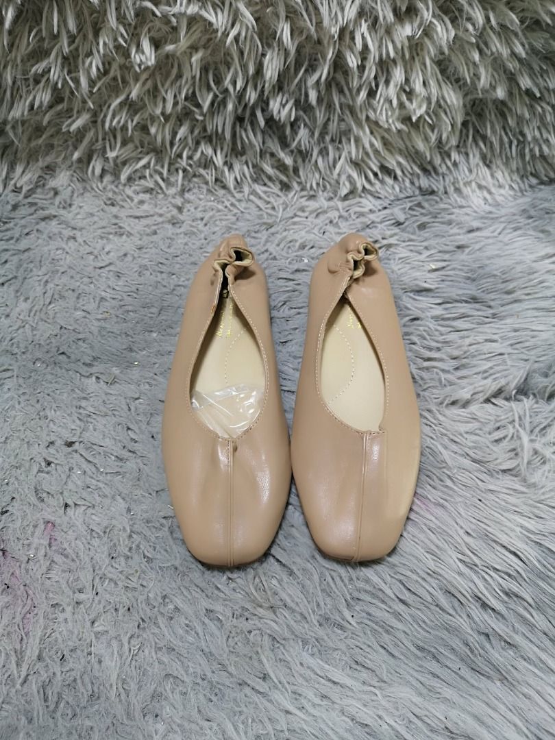 Square Toe Leather Ballet Flats (Category: Flats & Sandals) located in Santa Cruz. Submitted by jmy_surplus.2 (Listing ID 1460533628, Image 1). Description: Size ; 23cm Color ; Beige Type ; Flats Brand ; No brand Material ; Leather Style ; Beige Leather Flat Shoes LR 172 JMY 5 Batch #218.