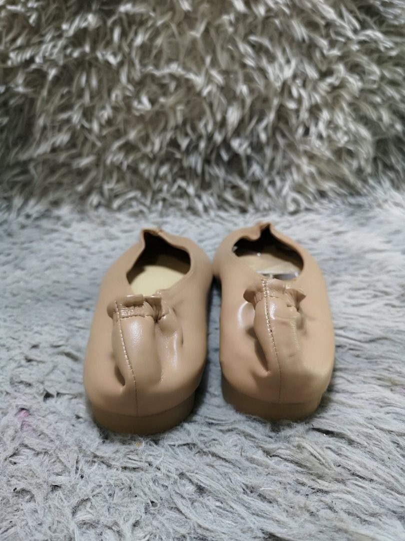 Square Toe Leather Ballet Flats (Category: Flats & Sandals) located in Santa Cruz. Submitted by jmy_surplus.2 (Listing ID 1460533628, Image 3). Description: Size ; 23cm Color ; Beige Type ; Flats Brand ; No brand Material ; Leather Style ; Beige Leather Flat Shoes LR 172 JMY 5 Batch #218.