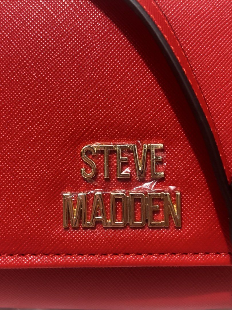 Steve madden red crossbody bag (Category: Luxury Bags & Wallets) located in San Carlos. Submitted by declutterluv (Listing ID 1460685155, Image 2). Description: Condition: brand new, never used (gift) Includes: Bag only — no box, dust bag, or receipt.