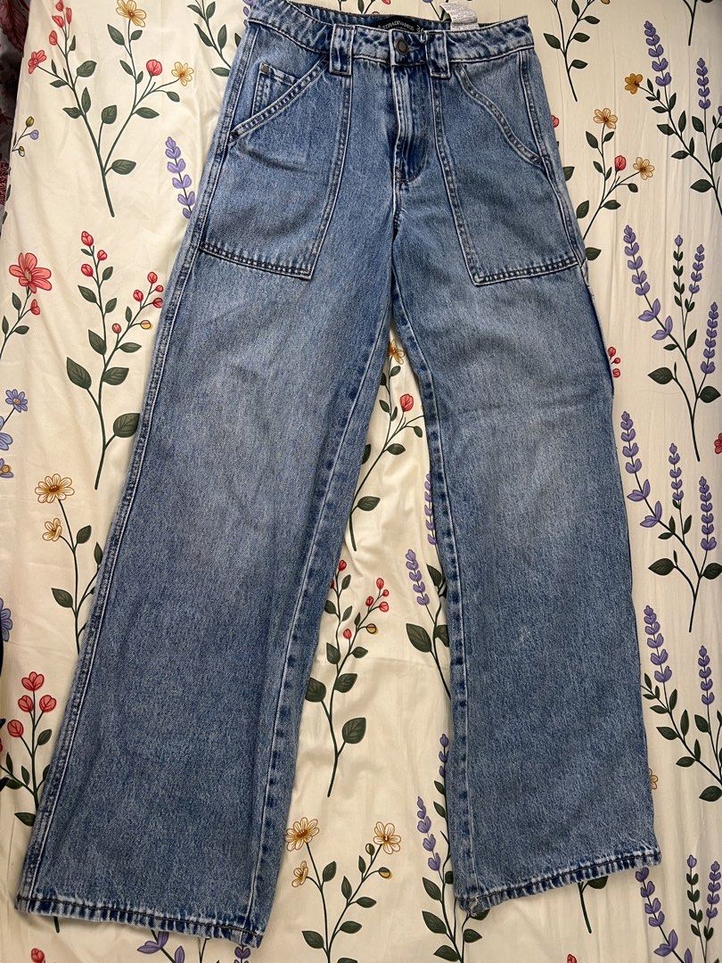 Stradivarius Carpenter Pants (Category: Jeans) located in Cebu City. Submitted by livewind_658631 (Listing ID 1460538441, Image 2). Description: Stradivarius Carpenter Pants In very good condition however there are scruffing at the bottom as seen in the first picture. Reason for selling: Does not fit me anymore Negotiable!.