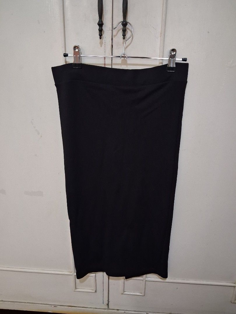 Stradivarius Pencil Skirt (Category: Skirts) located in Santa Maria. Submitted by bax19 (Listing ID 1460597904, Image 1). Description: - Black maxi skirt - Comfortable elastic waistband - Simple and versatile design - Perfect for casual or dressy occasions - Easy to pair with various tops.