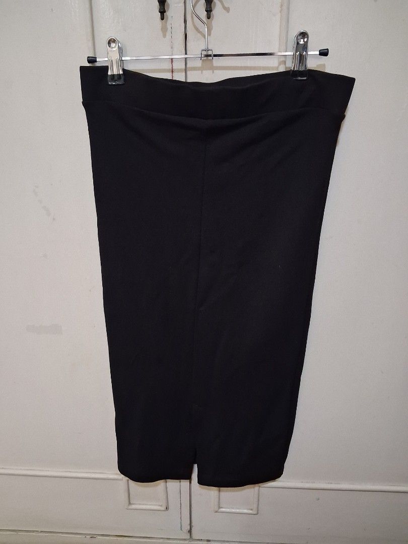 Stradivarius Pencil Skirt (Category: Skirts) located in Santa Maria. Submitted by bax19 (Listing ID 1460597904, Image 2). Description: - Black maxi skirt - Comfortable elastic waistband - Simple and versatile design - Perfect for casual or dressy occasions - Easy to pair with various tops.