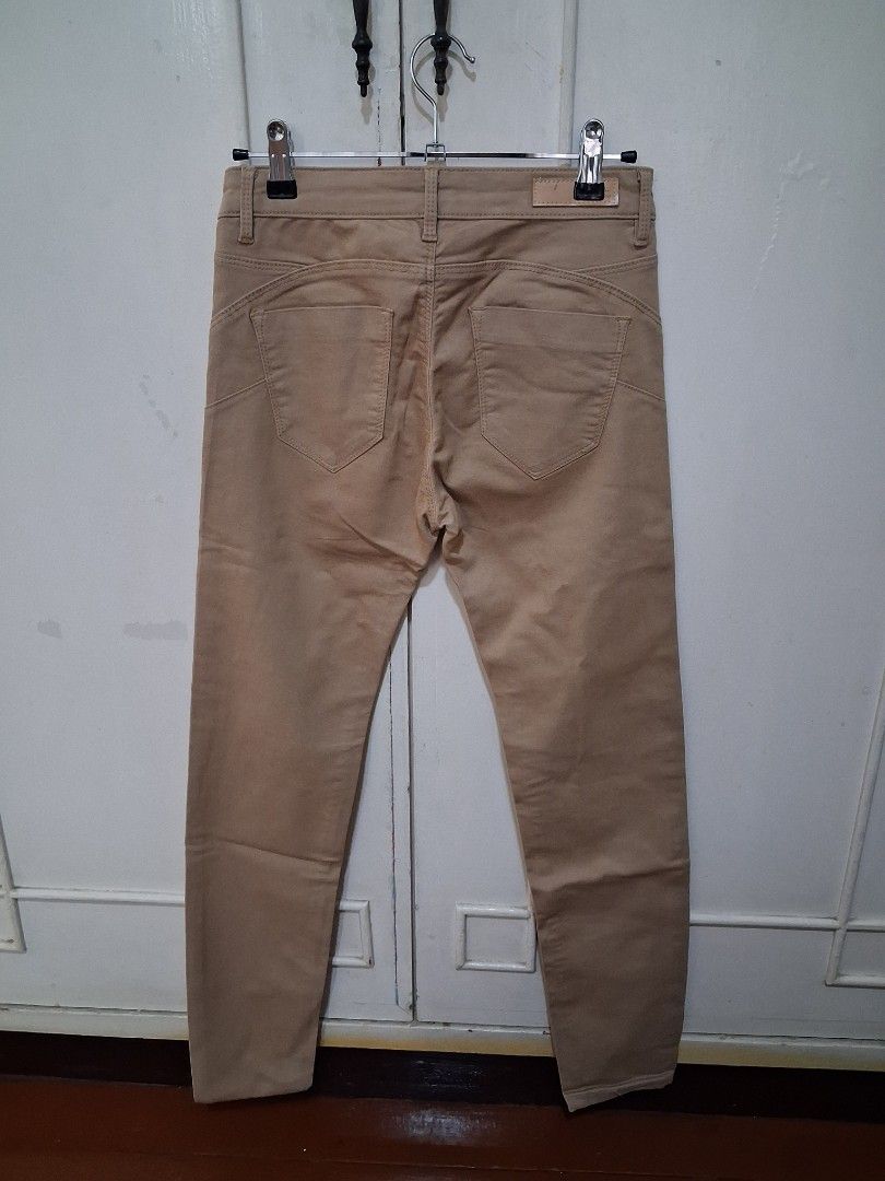 Stradivarius Push Up Beige Pants (Category: Other Bottoms) located in Santa Maria. Submitted by bax19 (Listing ID 1460597704, Image 3). Description: - Brand: Stradivarius - Style: 'Push Up' - Fit: Slim fit - Color: Neutral Beige - Versatile: Easy to match, suitable for casual or dressed-up occasions..
