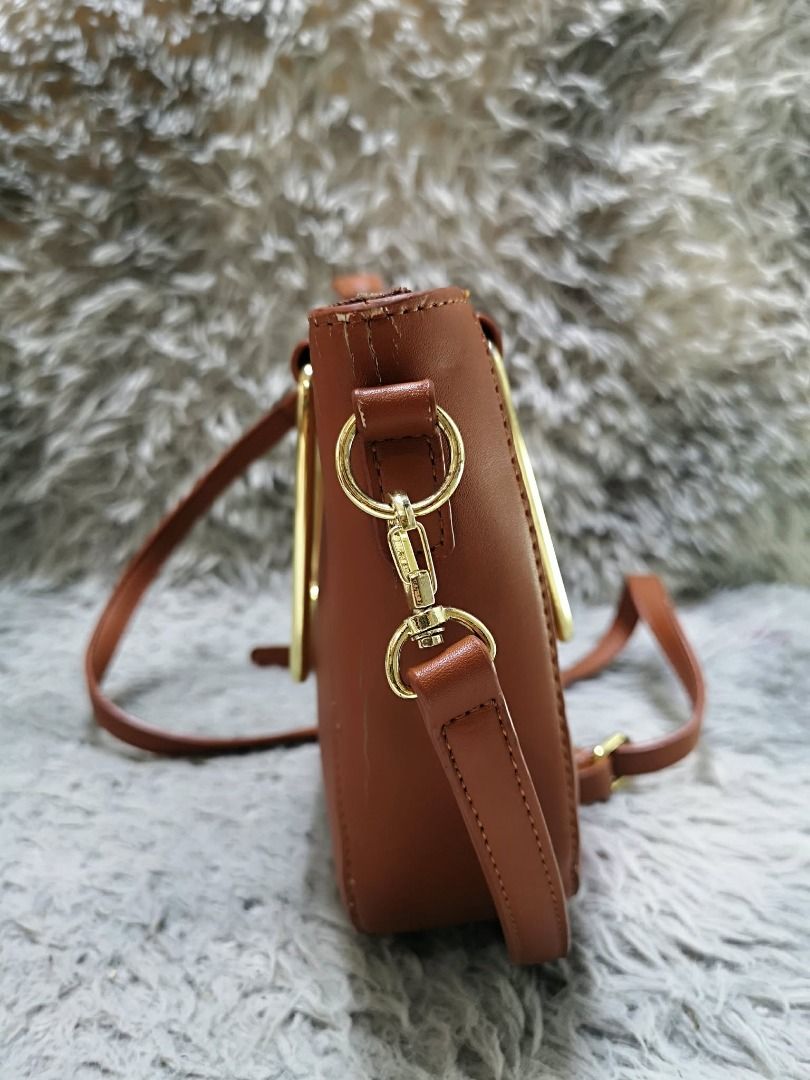 Structured Saddle Silhouette With Adjustable Strap Crossbody Bag (Category: Cross-body Bags) located in Santa Cruz. Submitted by jmy_surplus.2 (Listing ID 1460597166, Image 3). Description: Size ; L - 8 W - 10.5 Color ; Brown Type ; Crossbody Bag Brand ; No brand Material ; Leather Style ; Brown leather Crossbody Bag LR 165 JMY 1 Batch #219.