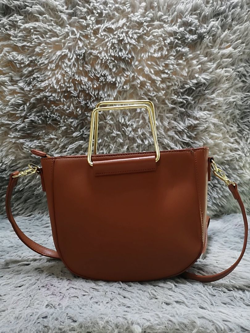 Structured Saddle Silhouette With Adjustable Strap Crossbody Bag (Category: Cross-body Bags) located in Santa Cruz. Submitted by jmy_surplus.2 (Listing ID 1460597166, Image 1). Description: Size ; L - 8 W - 10.5 Color ; Brown Type ; Crossbody Bag Brand ; No brand Material ; Leather Style ; Brown leather Crossbody Bag LR 165 JMY 1 Batch #219.