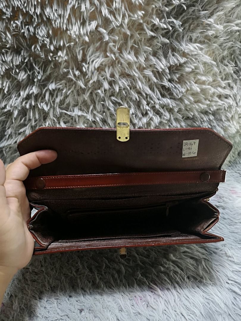 Subtle Woven Pattern Leather Chain Bag (Category: Shoulder Bags) located in Santa Cruz. Submitted by jmy_surplus.2 (Listing ID 1460577965, Image 2). Description: Size ; L - 8 W - 10.6 Color ; Brown Type ; Chain bag Brand ; No brand Material ; Leather Style ; Glossy Leather Flap Chain bag LR 167 JMY 1 Batch #219.