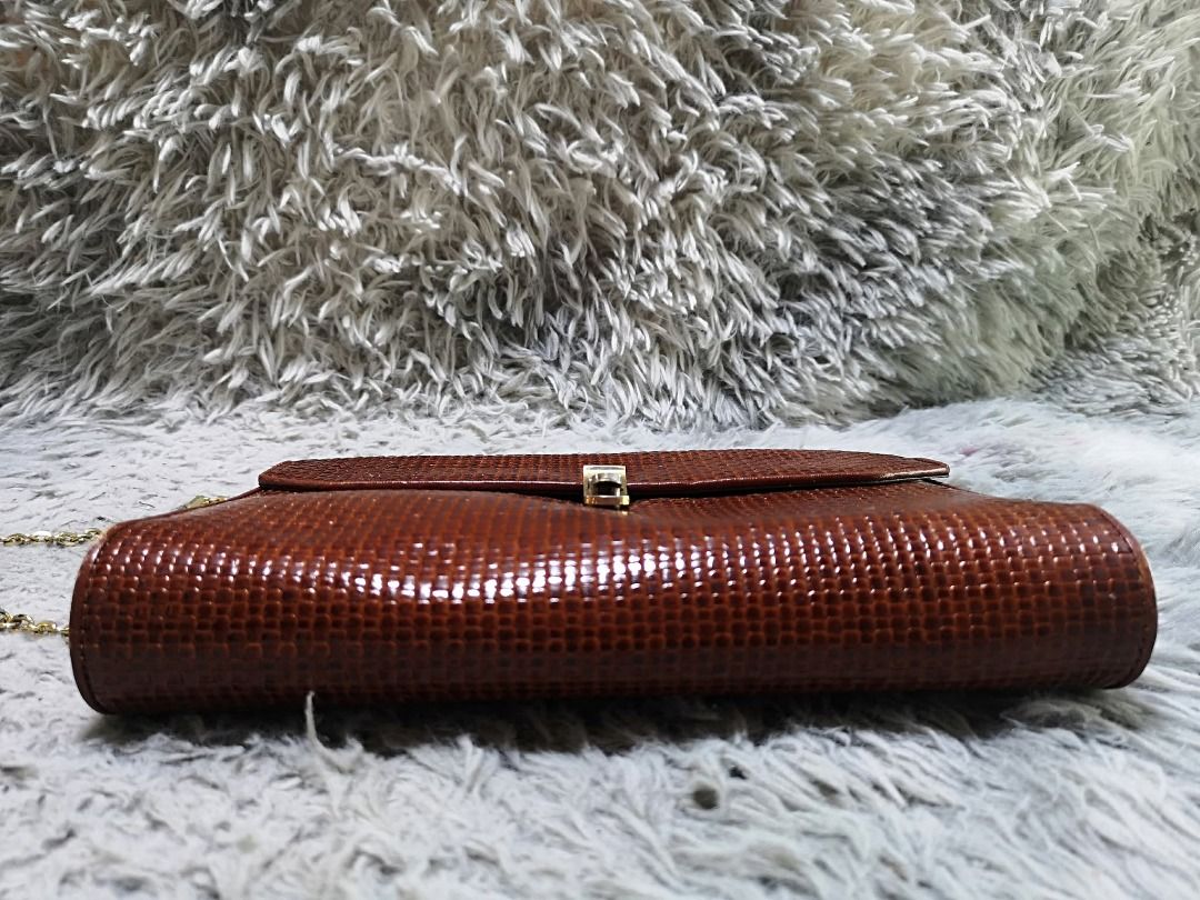 Subtle Woven Pattern Leather Chain Bag (Category: Shoulder Bags) located in Santa Cruz. Submitted by jmy_surplus.2 (Listing ID 1460577965, Image 3). Description: Size ; L - 8 W - 10.6 Color ; Brown Type ; Chain bag Brand ; No brand Material ; Leather Style ; Glossy Leather Flap Chain bag LR 167 JMY 1 Batch #219.