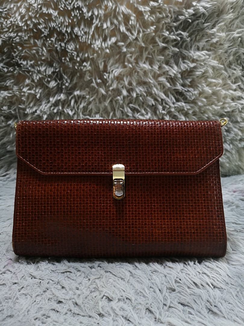 Subtle Woven Pattern Leather Chain Bag (Category: Shoulder Bags) located in Santa Cruz. Submitted by jmy_surplus.2 (Listing ID 1460577965, Image 1). Description: Size ; L - 8 W - 10.6 Color ; Brown Type ; Chain bag Brand ; No brand Material ; Leather Style ; Glossy Leather Flap Chain bag LR 167 JMY 1 Batch #219.