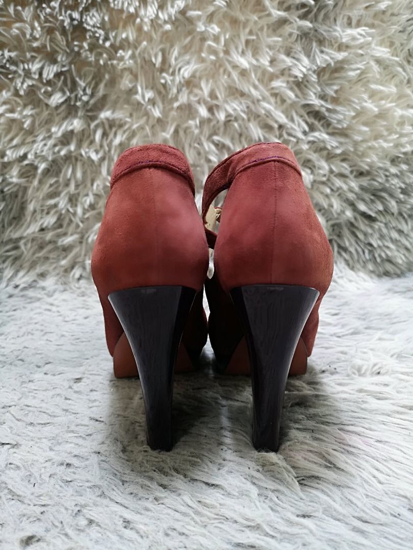 Suede T Strap Ankle Strap High Heeled Shoes (Category: Heels) located in Santa Cruz. Submitted by jmy_surplus.2 (Listing ID 1460572974, Image 2). Description: Size ; 23cm Color ; Brown , Black Type ; Heels Brand ; No brand Material ; Suede leather Style ; Patent Black Cap Toe Heeled Shoes LR 172 JMY 1 Batch #219.