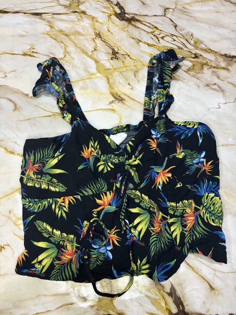 Summer top (Category: Sleeveless) located in Burgos, Ilocos Norte. Submitted by carou11406 (Listing ID 1460619524, Image 1). Description: Size s-m.