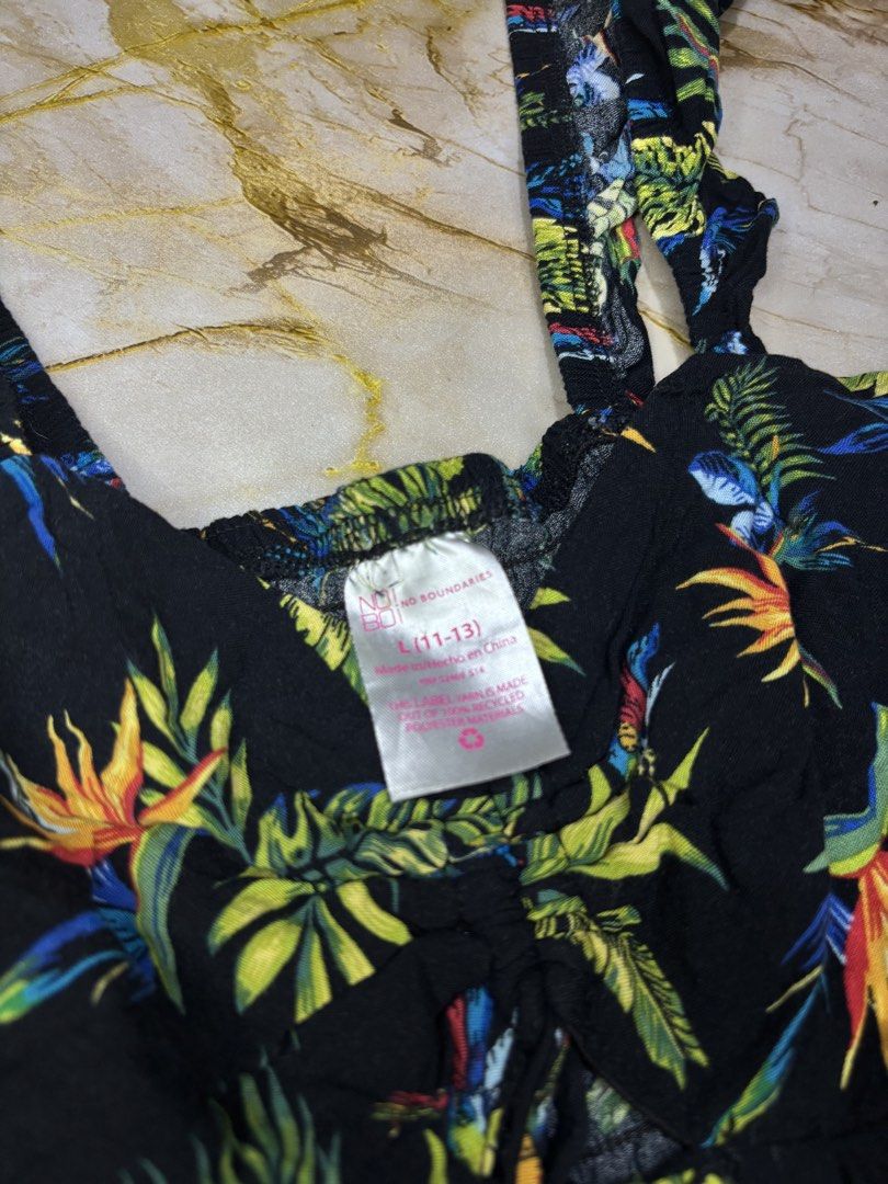 Summer top (Category: Sleeveless) located in Burgos, Ilocos Norte. Submitted by carou11406 (Listing ID 1460619524, Image 3). Description: Size s-m.