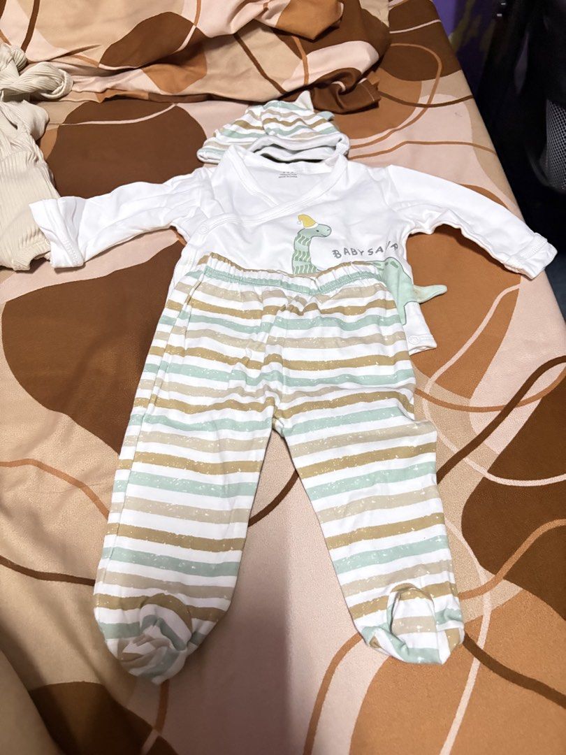 Sunnozy Newborn set (Category: Babies & Kids Fashion) located in Quezon City. Submitted by alexiszowie (Listing ID 1460576780, Image 1). Description: sunnozy newborn set never been used nawash lang siya bought for 449.
