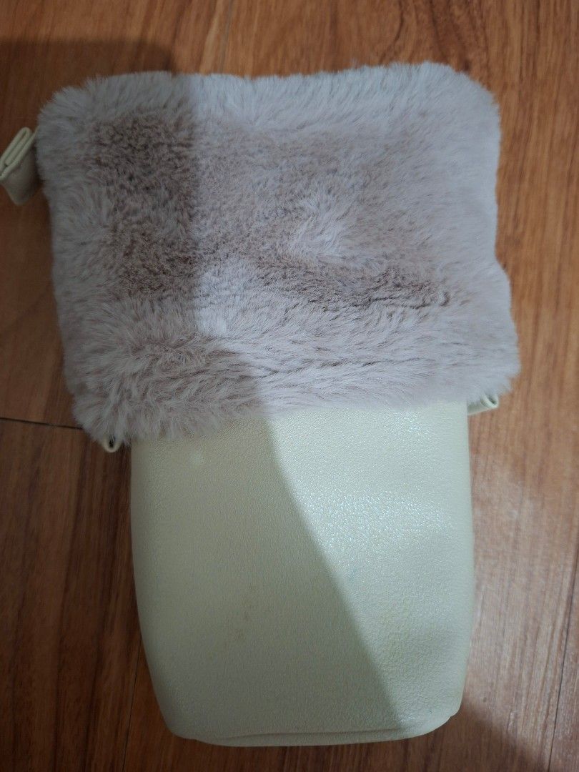 Sunstar DELDE Slide Pen Pouch (Category: Purses & Pouches) located in Muntinlupa City. Submitted by jewel7070 (Listing ID 1460564571, Image 2). Description: - original Delde pouch - with pink gray soft faux fur design - with minor signs of usage like faint ink/ballpen stain and fade chain.