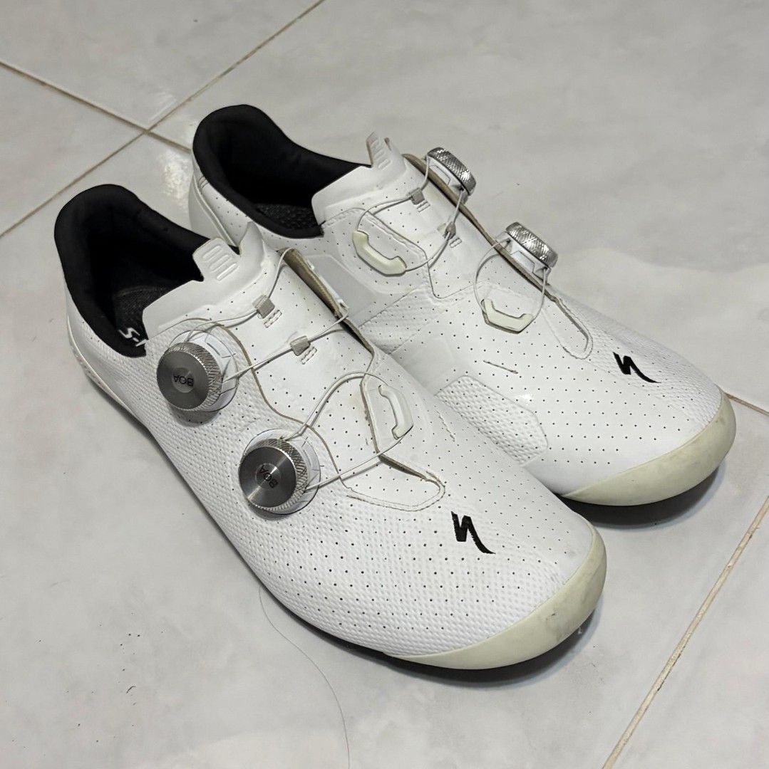 S-Works Torch （分類：單車）位於 Hong Kong。 由 _t1nt1n 提交（商品編號 1460678629，圖片 1）。簡介： Hey cycling enthusiasts! Up for grabs are these awesome white Specialized S-Works Torch road bike shoes in EU 42.5 (US 9.3, UK 8.3, CM 27.3). These are top-tier shoes, perfect for hitting the road with serious style and comfort. They feature the BOA system for a super secure and customizable fit, ensuring your feet stay locked in no matter how hard you push. The perforated 